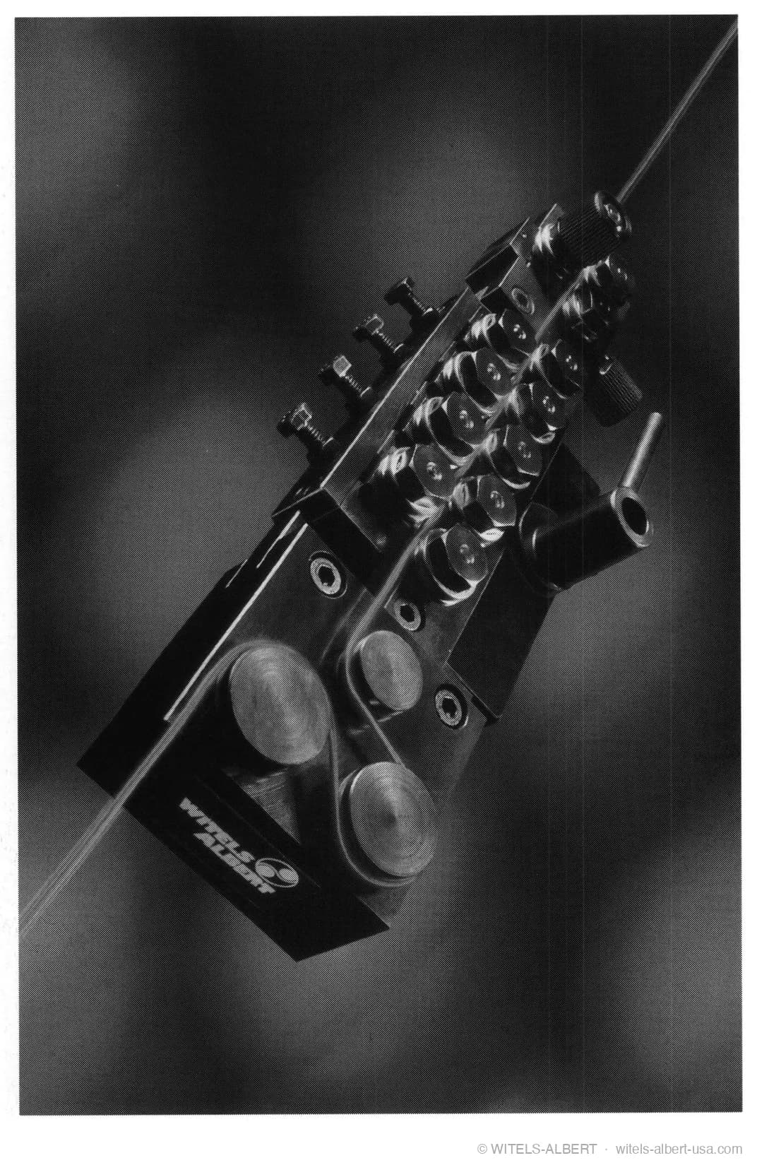 Photograph of a WITELS ALBERT straightening system with two rows of straightening rolls in different planes guiding a wire diagonally through the unit.